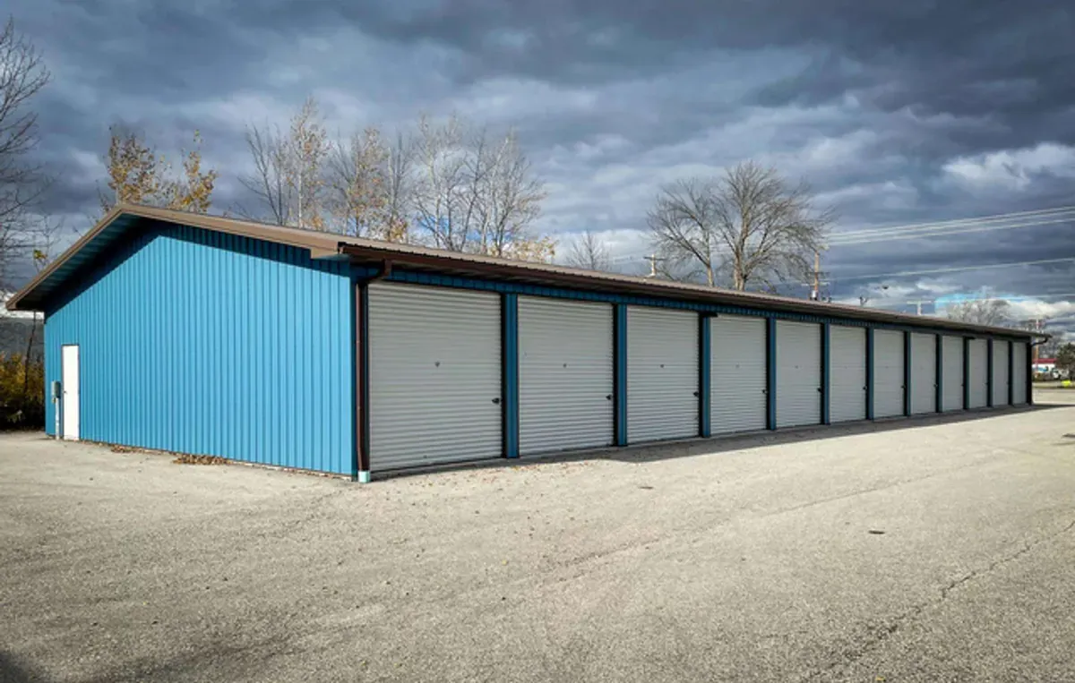 Drive up self storage building with large enclosed self storage units