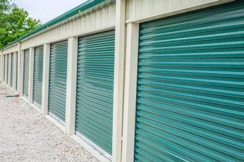 Self storage building with multiple drive up units